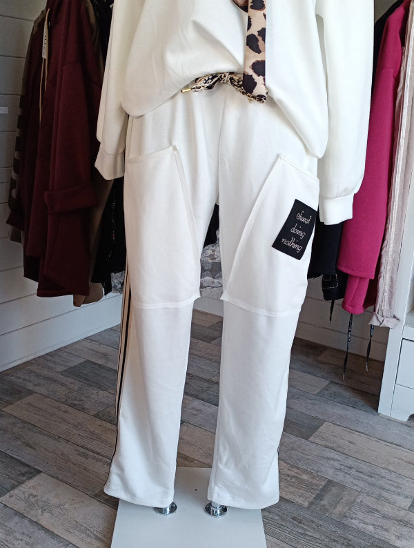 Damen Sweathose mit Dehnbund. Zusätzlich kann der Bund mit einer Kordel reguliert werden. Die Kordel hat ein Leomuster mit Metalliceffekten.