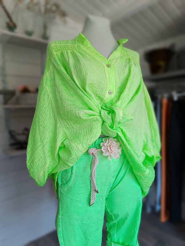 Jogpant in der Farbe Neongrün. Passend bis Größe 44. Sommerhose 3/4 lang. Bindegürtel wird mitgeliefert.