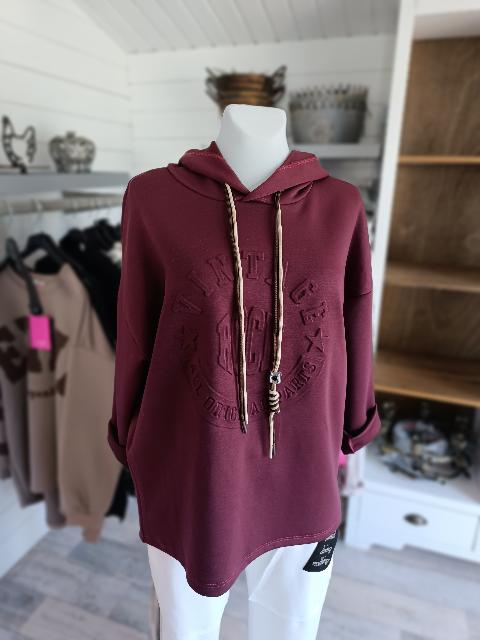 Stilvoller Kapuzen-Hoodie in tiefem Beerenrot mit ausdrucksstarkem Vintage-Rock-3D-Druck. Die weiche, innen angeraute Oberfläche garantiert Tragekomfort den ganzen Tag über. Kontrastreich abgesetzte Kordel in Braun und Beige rundet das Design ab. Größe AA: ca. 61 cm Vorderlänge, 64 cm Seitenlänge, 70 cm Rückenlänge. Robuste Materialzusammensetzung aus 50% Viskose, 45% Polyester und 5% Elasthan für Bewegungsfreiheit und Dauerhaftigkeit.