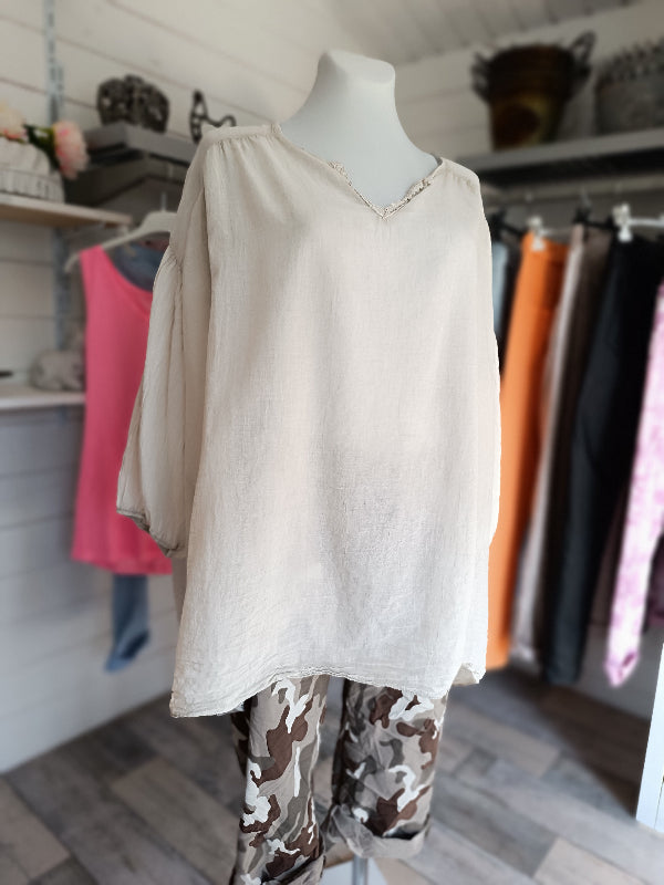 Leinenbluse für Damen. Luftig leichte Leinen Tunika in der Farbe Beige. AA 85 cm, tragbar bis ca. Größe 50. V-Ausschnitt mit Häkelspitze. Dehnbare Bündchen an den 3/4 langen Ärmeln.