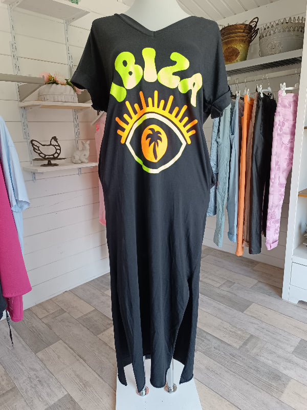 Sommerkleid mit V-Ausschnitt, Umschlag an den kurzen Ärmeln. Gerade geschnitten, mit seitlichen Schlitzen. Druck Ibiza in Neongelb, Kleid Farbe Schwarz. Länge ab Schulter ca. 126cm, AA ca. 55 cm , tragbar bis Größe 42