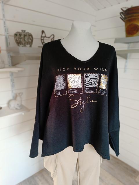 Sweaty Wild Style ist das perfekte Statement-Piece für trendbewusste Fashionistas. Mit Animal Print, glitzernden Strasssteinchen und goldenen Akzenten wird dieses Oversize-Shirt zum absoluten Eyecatcher. Mit einer Länge von 59 cm vorne und ca. 66 cm hinten sowie einer AA von ca. 98 cm bietet es einen lässigen, aber doch femininen Look. Hergestellt aus einem Materialmix aus 50% Polyester, 45% Viskose und 5% Elasthan ist es nicht nur stylisch, sondern auch bequem.