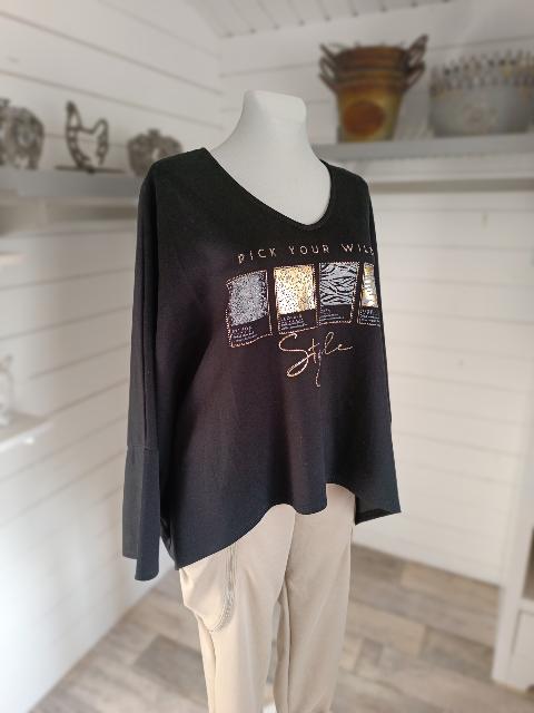 Sweaty Wild Style ist das perfekte Statement-Piece für trendbewusste Fashionistas. Mit Animal Print, glitzernden Strasssteinchen und goldenen Akzenten wird dieses Oversize-Shirt zum absoluten Eyecatcher. Mit einer Länge von 59 cm vorne und ca. 66 cm hinten sowie einer AA von ca. 98 cm bietet es einen lässigen, aber doch femininen Look. Hergestellt aus einem Materialmix aus 50% Polyester, 45% Viskose und 5% Elasthan ist es nicht nur stylisch, sondern auch bequem.