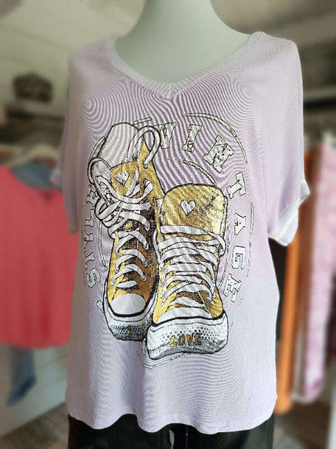 Dieses moderne Shirt besticht mit seinem zart transparenten Viskose-Stoff, der durch wunderbare goldfarbene Akzente und einen metallischen Golddruck zum Leben erwacht. Die praktischen Strickbündchen am V-Ausschnitt und an den Ärmeln sitzen wie angegossen. Die clevere Mischung aus 95 % Viskose und 5 % Elasthan sorgt für ganztägigen Tragekomfort – leicht, atmungsaktiv und dabei super formstabil. Mit einer Vorderlänge von ca. 64 cm und Rückenlänge von ca. 69 cm passt das Shirt einfach perfekt