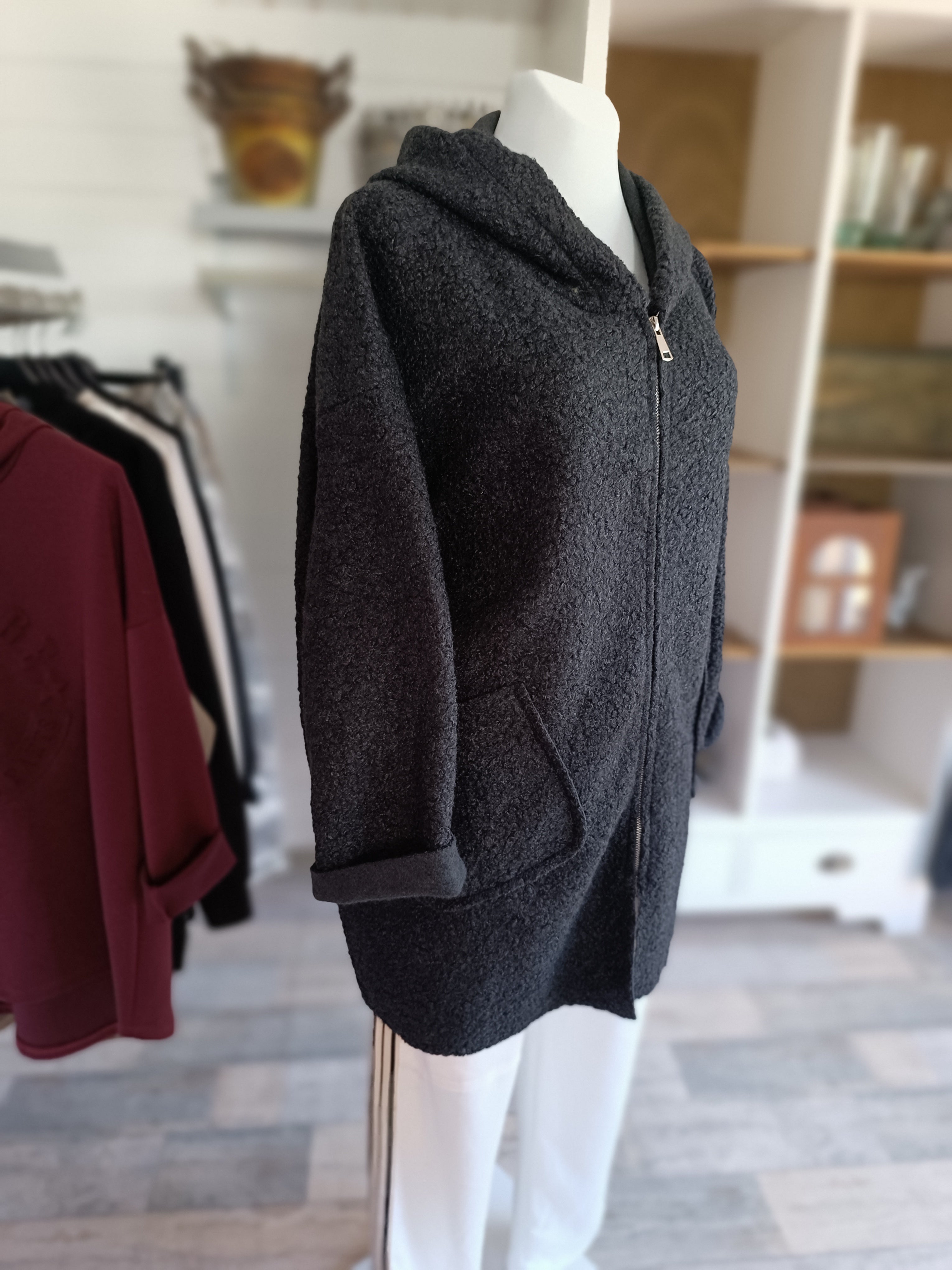 Teddyjacke für Damen Farbe Schwarz. 100% Polyester. Passt bis Größe 46. Länge ca. 82 cm. Reißverschluss und Kapuze