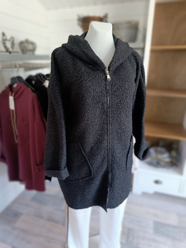 Damenjacke Teddy. Bequeme Übergangsjacke für Damen. Farbe Schwarz. Langer Reißverschluss und Kapuze.