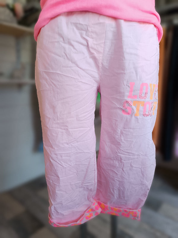Super bequeme Jogpants in der Trendfarbe Rosa. Umschlag am Bein Leo Muster. 2 Taschen vorn und hinten.
Love Story Druck mit Glitzer Steinchen. Passt bis Größe 44. Bequem Tragekomfort durch Elasthan.