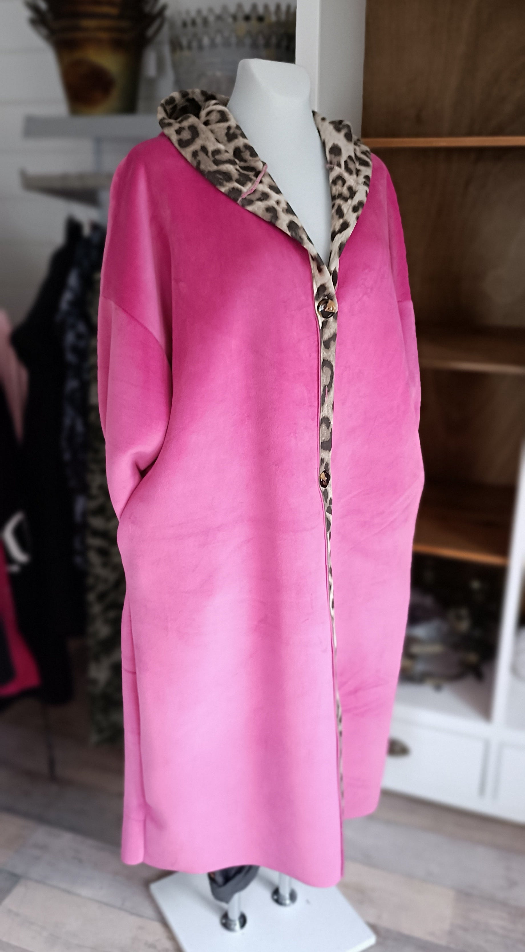 Der Brooklyn Mantel ist dein treuer Begleiter für kalte Tage! Mit seiner weichen Velouroptik und dem ansprechenden Leo-Design beim Innenfutter, Kapuze und Ärmelumschlägen bietet er dir einen Look, der dir gefallen wird. Die Rückseite ziert der Print Brooklyn in der auffälligen Farbe Pink. Der Mantel hat eine Länge von etwa 116 cm. One Size bis Größe 44. Die Materialmischung aus 60% Polyester, 35% Viskose und 5% Elasthan ist robust und pflegeleicht – bei 30 Grad Feinwäsche bleibt dein Mantel lange schön und 