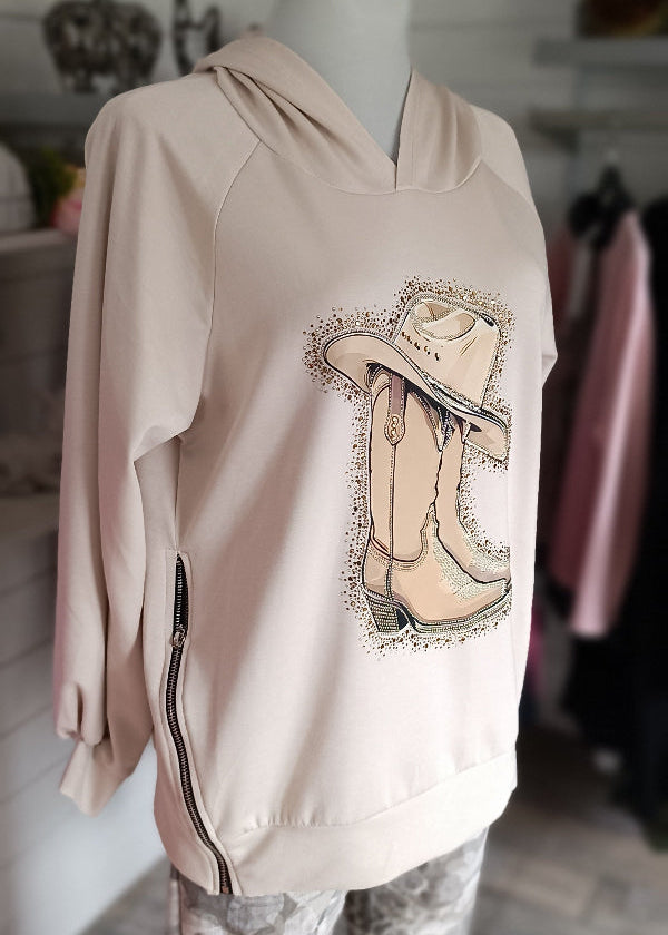 Damen Sweatshirt mit Kapuze
Farbe Beige
Kapuze
an den Seiten 2 raffinierte Reißverschlüsse&nbsp;
die Reißverschlüsse lassen sich von oben nach unten öffnen
auffälliger Print
Print Cowboystiefel und Hut
Verzierung mit Strasssteinchen und Metallperlen
glatte Bündchen an den Ärmeln
weich fließender Stoff
AA ca. 58 cm, passend bis Größe 42/44
Armlänge ca. 45 cm, Länge ca. 66 cm
Material: 50% Viskose, 45% Polyester, 5% Elasthan
Keine Garantie für abfallende Steinchen und Metallperlen