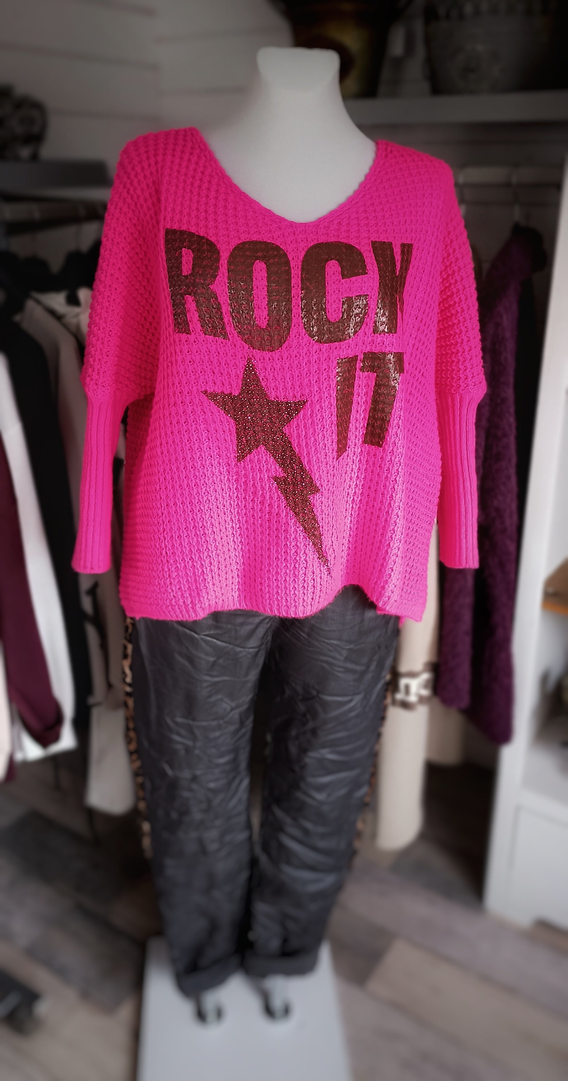 Lust auf einen trendigen Look? Unser Pullover Rock It mit V-Ausschnitt, coolem Druck und funkelnden Strasssteinen ist die perfekte Wahl. Der Grobstrick und die seitlichen Schlitze sorgen für ein angenehmes Tragegefühl. Vorne etwas kürzer geschnitten, hinten länger - ein echter Hingucker! Material aus Acryl, Baumwolle und Polyester für höchsten Tragekomfort.