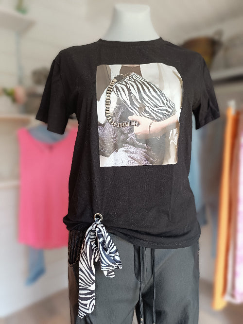 Damenshirt Zebra Pocket. Motiv Frau mit Handtasche auf der Vorderseite. Schleifenband im Zebralook am Bund. 