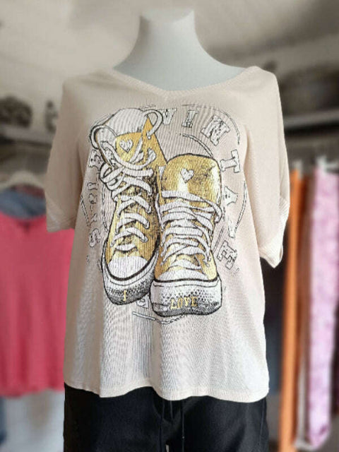 damen_shirt_goldene_sneakers