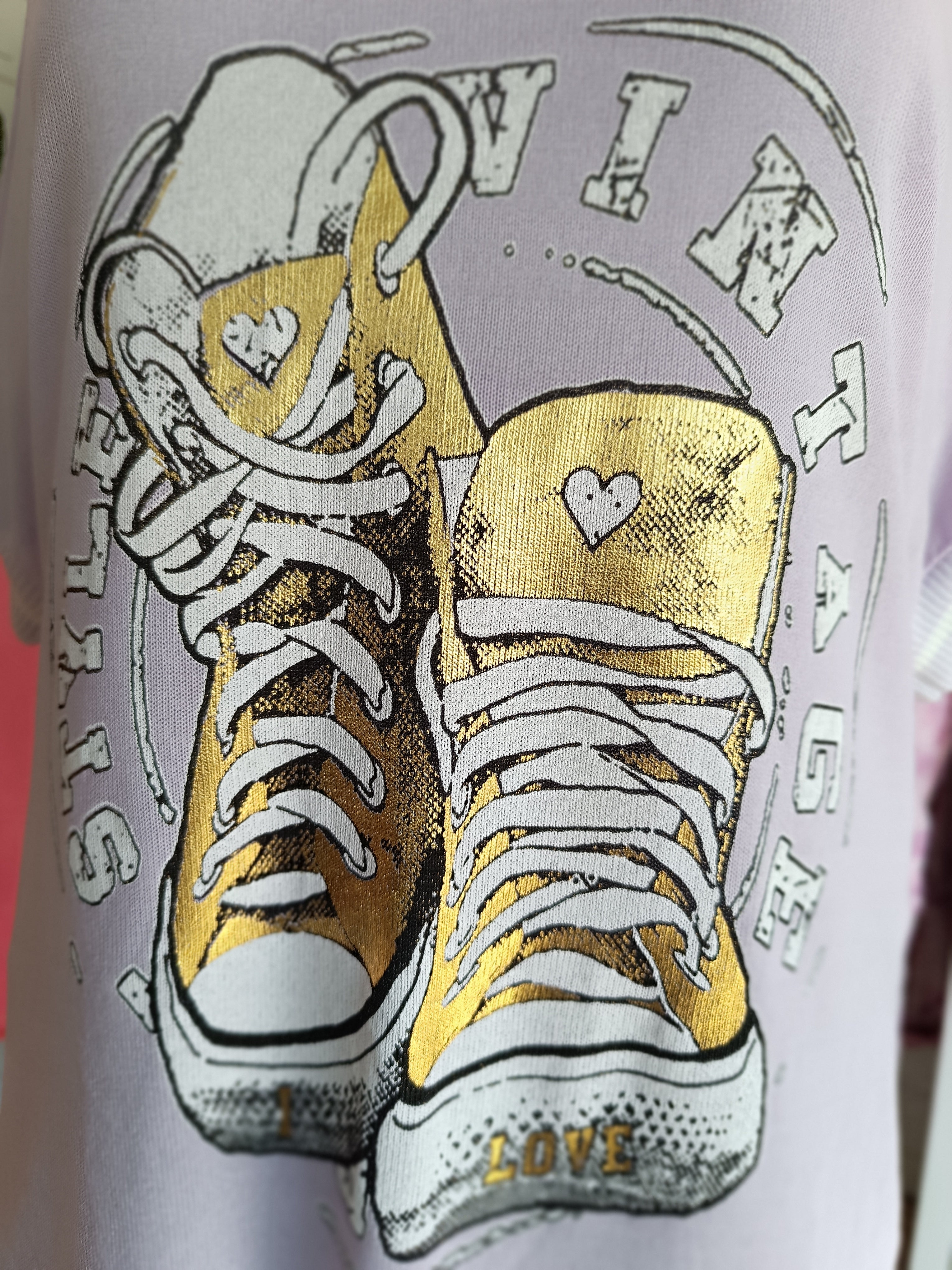 Auffälliges Shirt für Damen. Goldener Foliendruck Sneakers. Angenehm leicht und luftig. Leicht transparent. Bis Größe 42 tragbar.