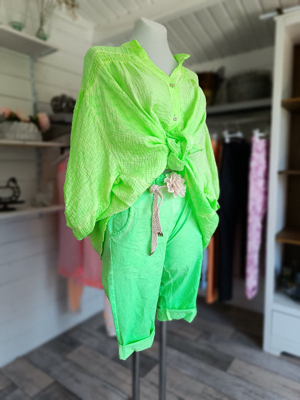 Neonfarbene Jogpant mit Dehnbund. 3/4 lange Hose passend bis Größe 44