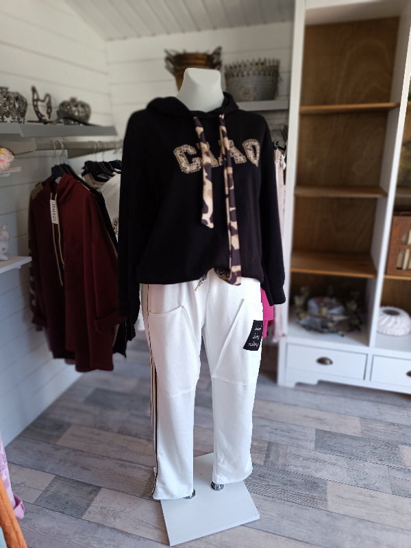 Sportliche Damen Sweatshirthose
Gallonstreifen an den Seiten
2 Gesäßtaschen
2 aufgesetzte Taschen vorn
bequemer Dehnbund
Bundregulierung durch Kordel
Kordel mit Leomuster Schwarz/Metallicgold
Farbe Schwarz 
Bundweite ca. 56 cm
tragbar bis ca. 44/46
Länge ab Bund ca. 94 cm
Innenbeinlänge ca. 70 cm
Material 80% Viskose, 15% Viskose, 5% Elasthan 