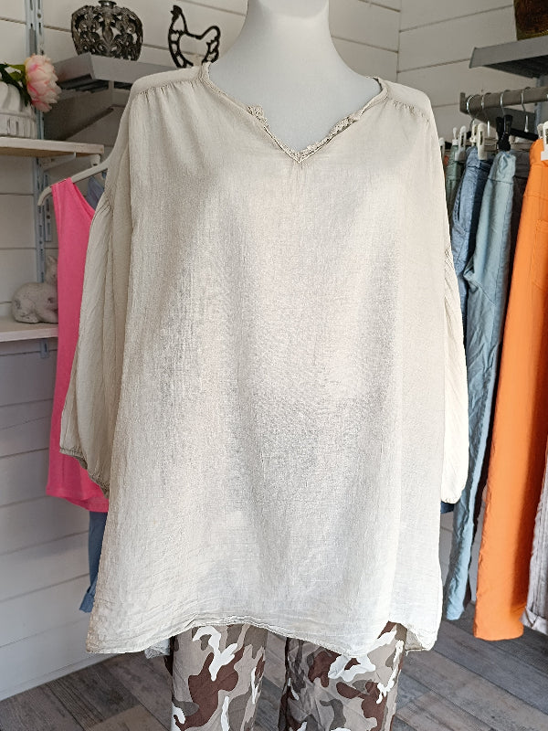 Damenbluse aus kühlendem Leinen. Ideale Sommerbluse mit V-Ausschnitt. Eine Häkelspitze ziert den Ausschnitt. 3/4 lange Ärmel mit Gummizug. Oversized Bluse passend bis Größe 50.