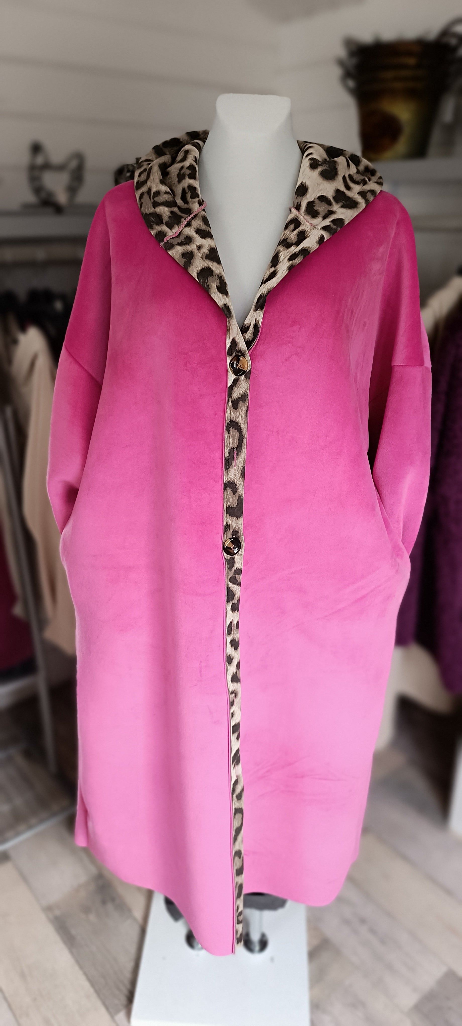 Der Brooklyn Mantel ist dein treuer Begleiter für kalte Tage! Mit seiner weichen Velouroptik und dem ansprechenden Leo-Design beim Innenfutter, Kapuze und Ärmelumschlägen bietet er dir einen Look, der dir gefallen wird. Die Rückseite ziert der Print Brooklyn in der auffälligen Farbe Pink. Der Mantel hat eine Länge von etwa 116 cm. One Size bis Größe 44. Die Materialmischung aus 60% Polyester, 35% Viskose und 5% Elasthan ist robust und pflegeleicht – bei 30 Grad Feinwäsche bleibt dein Mantel lange schön und 