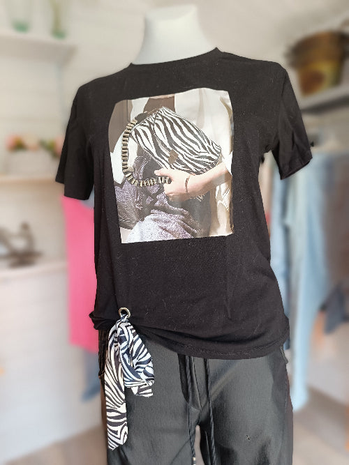Shrt mir Motiv Handtasche im Zebradesign. Schleife am Bund rechts. Rundhalsshirt in schwarz. Größe S/M