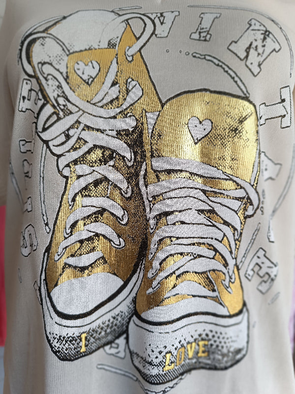 Ausgefallenes T-Shirt für Damen. Auffälliger goldfarbener Sneakers Druck. Passt bis Größe 42. Shirt mit V-Ausschnitt Farbe Beige.