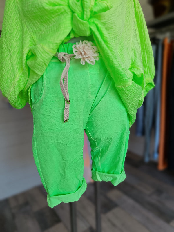 Jogpant für Damen. Aufällige Farbe Neongrün. Dehnbund mit Gürtelschlaufen. Super elastische Hose durch 5% Elasthan. 2 Gesäßtaschen, 2 seitliche Taschen. Im Lierferumfang enthalten ist ein Bindegürtel. Länge ab Bund  64 cm