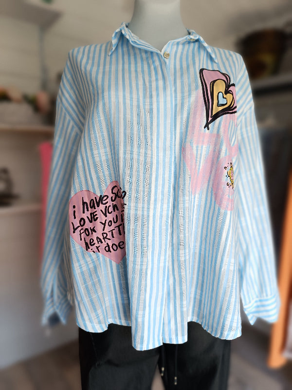 Streifen Bluse mit verdeckter Knopfleiste. Schrift Love und Herz Druck. 100% Baumwolle. Lange Ärmel, Manschette mit Knopf zu schließen.