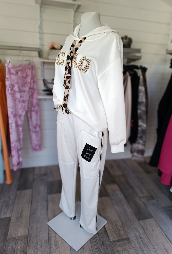 Bequeme Hose mit Dehnbund. Elegantes Weiss, Dehnbund und Kordel.  
Gallonstreifen an den Seiten. 