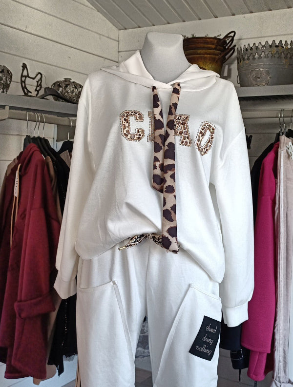 Langarmshirt mit Druck Ciao. Sweatshirt mit Kapuze. Die Buchstaben sind mit Strasssteinchen verziert. Die Kapuze kann mit einem Bindeband reguliert werden.