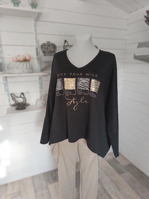 Sweaty Wild Style ist das perfekte Statement-Piece für trendbewusste Fashionistas. Mit Animal Print, glitzernden Strasssteinchen und goldenen Akzenten wird dieses Oversize-Shirt zum absoluten Eyecatcher. Mit einer Länge von 59 cm vorne und ca. 66 cm hinten sowie einer AA von ca. 98 cm bietet es einen lässigen, aber doch femininen Look. Hergestellt aus einem Materialmix aus 50% Polyester, 45% Viskose und 5% Elasthan ist es nicht nur stylisch, sondern auch bequem.