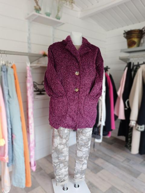 Kuschel-Alarm! Dieser wunderbar weiche Teddy-Blazer ist dein neuer Go-to-Piece für jeden Tag. Mit schickem Reverskragen, zwei Knöpfen und praktischen Taschen zum Verstauen – was will man mehr? Die perfekte Passform für Größen bis 42/44 mit einer Armlänge von ca. 47 cm und einer Länge von ca. 74 cm. In der trendigen Farbe Beere und aus einer gemütlichen Mischung aus 60 % Polyester und 40 % Elasthan. Einfach zum Verlieben!